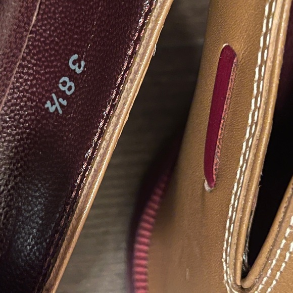 Tod’s Leather Taupe / Camel and Red Trim and Tassel Heels Sz 38.5 - Picture 6 of 7